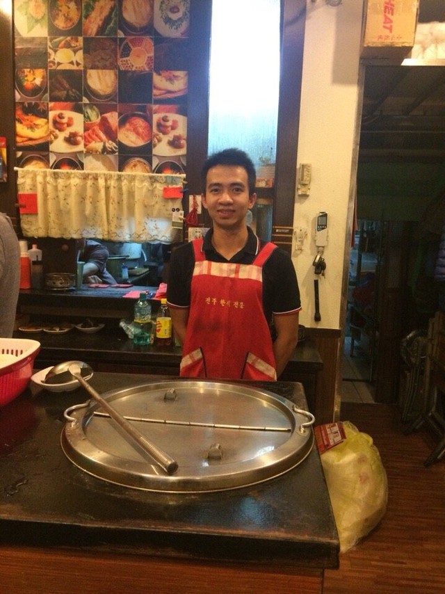 Nguyễn Minh Thành làm thêm tại quán ăn Hàn Quốc trong thời gian du học ở Đài Loan. Ảnh: NVCC