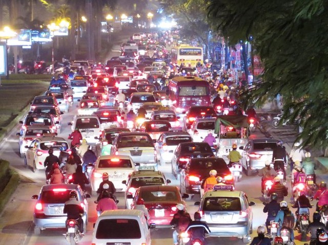 Kẹt xe tại đường Trần Duy Hưng (Q.Cầu Giấy, H&agrave; Nội) chiều tối 16-1- Ảnh: Q.THẾ
