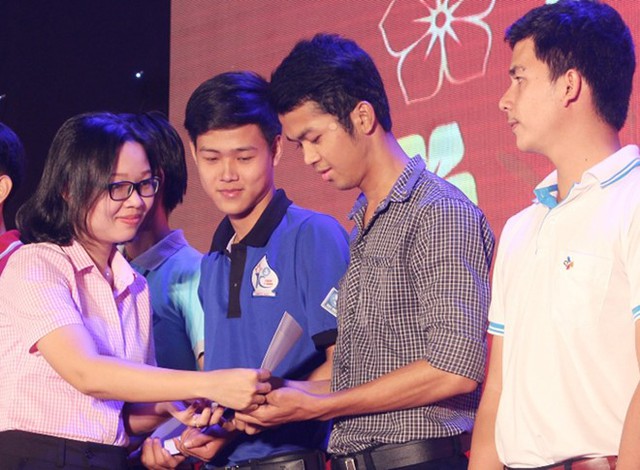 Bà Trần Thị Vĩnh Nghi trao học bổng cho sinh viên. Ảnh: Thành đoàn Cần Thơ.