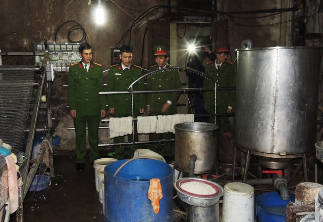 Cơ quan Công an tiến hành kiểm tra cơ sở sản xuất bánh phở của ông Vũ Mạnh Hùng (ảnh: Công an Hà Nam)