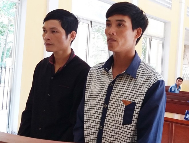 Trăng (phải) v&agrave; Ng&agrave; tại t&ograve;a ph&uacute;c thẩm. Ảnh: Việt Tường.