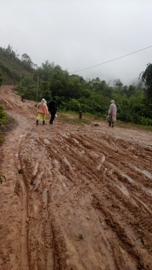 
oạn đường từ trung tâm huyện Tây Giang vào trường
