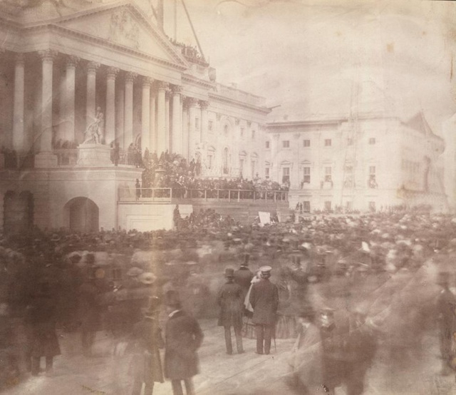 
Bức hình đầu tiên về lễ nhậm chức của Tổng thống s James Buchanan vào tháng 3/1857 tại Điện Capitol, Washington D.C., Hoa Kỳ.

