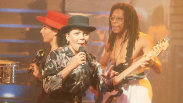 
Loalwa Braz thể hiện ca kh&uacute;c Lambada hồi năm 1989. Ảnh: BBC.
