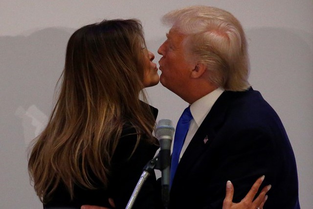 Nụ hôn của vợ chồng Trump trong buổi ăn trưa tại Washington D.C. với các thành viên tương lai trong nội các của ông. Ảnh: Reuters.