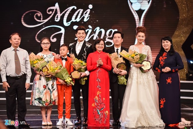 C&aacute;c nghệ sĩ được ban tổ chức t&ocirc;n vinh nhờ c&oacute; b&igrave;nh chọn cao. Ảnh: Nguyễn B&aacute; Ngọc.