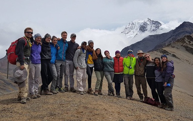 
Malia (đứng giữa) đi du lịch cùng nhóm bạn tới dãy núi Cordillera ở Bolivia.
