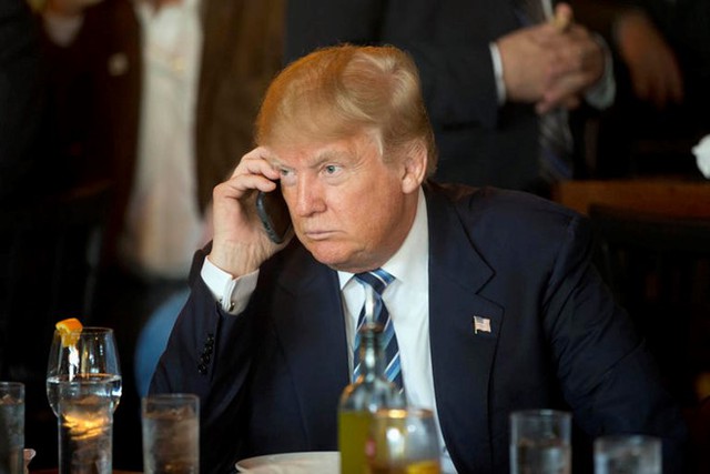 
Tân tổng thống Mỹ hẳn sẽ khó chịu với chiếc điện thoại mới bị hạn chế tính năng. Ảnh: Zdnet.
