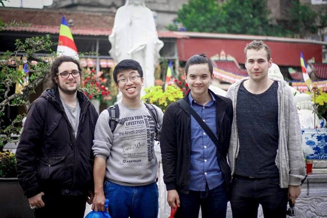 
Trần Văn Qu&yacute; (thứ 2 từ tr&aacute;i qua phải).
