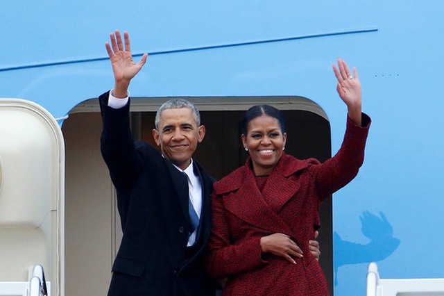 
Vợ chồng Obama tạm biệt khi bước lên chuyên cơ Air Force One rời thủ đô Washington hôm 20/1. Ảnh: Reuters.
