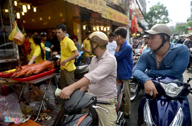 Sáng 6/2, tại các tiệm bán heo quay trên đường Âu Cơ (quận Tân Bình, TP.HCM), khách mua phải dừng xe chờ khá lâu để nhận heo quay cúng ngày vía thần tài.



Nhiều người gửi xe từ xa xếp hàng vào chọn mua.





Nhân viên các tiệm liên tục cân, đóng gói từng con cho khách hàng.





Những loại heo dưới 8 kg được bán nguyên con với giá 230.000 đồng/kg. Heo bán lẻ chặt từng miếng được bán với giá 250.000 đồng/kg. Tính ra mỗi con có giá bán lên đến gần 2 triệu đồng.





Một chủ tiệm tại khu vực này cho biết trong khoảng hơn 3 giờ sáng nay, anh đã bán được hơn 200 con heo quay.





Bên trong cửa hàng, hàng chục nhân viên làm việc gần như không nghỉ tay. Người mua heo quay có thể lấy những bịch bánh bao bán kèm.





Anh Bảo (quận Phú Nhuận) cho hay gia đình làm kinh doanh nên vào ngày vía thần tài hàng năm anh đều mua nguyên con heo làm lễ vật cúng để cầu may mắn, làm ăn thuận lợi.





Là dân kinh doanh, thờ Thần tài nên ngoài trái cây, bánh, hương hoa thì với gia đình tôi, heo quay là lễ vật không thể thiếu để cầu mua may bán đắt được. Tuy giá heo ngày hôm nay khá mắc nhưng tôi vẫn phải mua nguyên con cho đủ đầy, anh Cường, tiểu thương bán vải ở chợ Tân Bình chia sẻ.





Anh Thành, nhân viên một chi nhánh ngân hàng ở quận 11, cho biết hôm nay chi nhánh mở cửa kết hợp cúng ngày vía thần tài nên mua nguyên con cùng bánh mì để mọi người dùng sau khi cúng.





Không chỉ bán tại chỗ, nhân viên các tiệm heo quay còn chuyển hàng đến các chợ, địa điểm khác để bán.





... hoặc chuyển những hộp đựng heo quay nguyên con đến các cơ quan, công ty.





Các tiệm tập trung nhiều, lượng người mua heo quay đông nên đoạn đường Âu Cơ đông đúc trong sáng nay.

