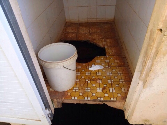 
Nh&agrave; vệ sinh nơi xảy ra sự cố b&eacute; trai bị sụp bồn cầu đang được x&acirc;y mới lại
