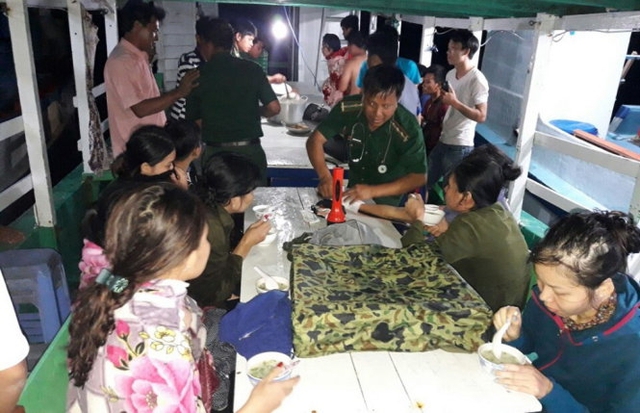 Nh&oacute;m du kh&aacute;ch đ&atilde; an to&agrave;n tr&ecirc;n t&agrave;u của Đồn Bi&ecirc;n ph&ograve;ng Nam Du - Ảnh Đồn Bi&ecirc;n ph&ograve;ng Nam Du cung cấp