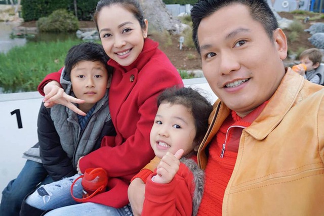 
Hình ảnh Jennifer Phạm và ông xã Đức Hải cùng 2 con là bé Bảo Nam và bé Na đi chơi công viên Legoland.
