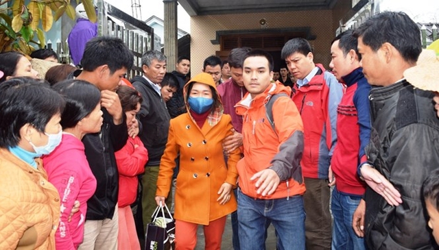 Lực lượng c&ocirc;ng an &aacute;p giải H&ograve;a từ nh&agrave; ri&ecirc;ng về cơ quan c&ocirc;ng an để điều tra