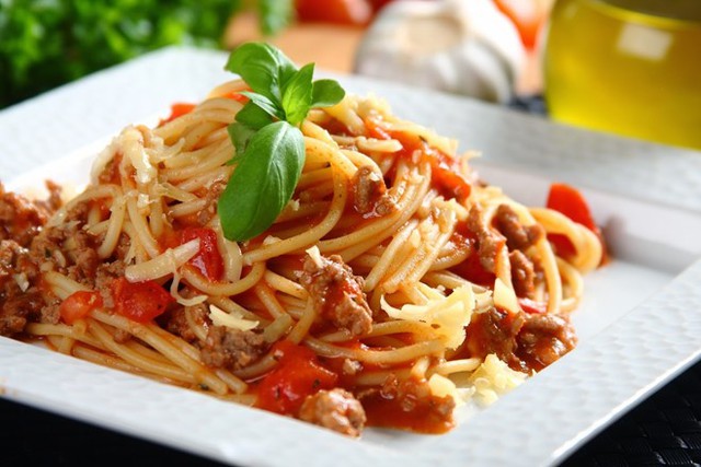 Mì Ý là món ăn gây đầy bụng, bạn không nên ăn vào buổi trưa.