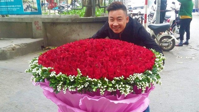 Chủ nhân của bó hoa 1000 bồng hồng. Ảnh: Thanh Hùng