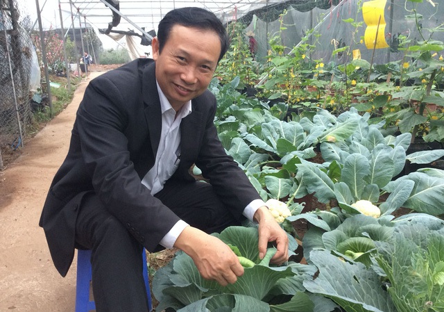 “PGS.TS Đặng Văn Đông bên một mô hình trồng rau hữu cơ”