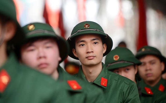 C&aacute;c thanh ni&ecirc;n ở H&agrave; Nội l&ecirc;n đường nhập ngũ s&aacute;ng 14/2. Ảnh: L&ecirc; Hiếu.