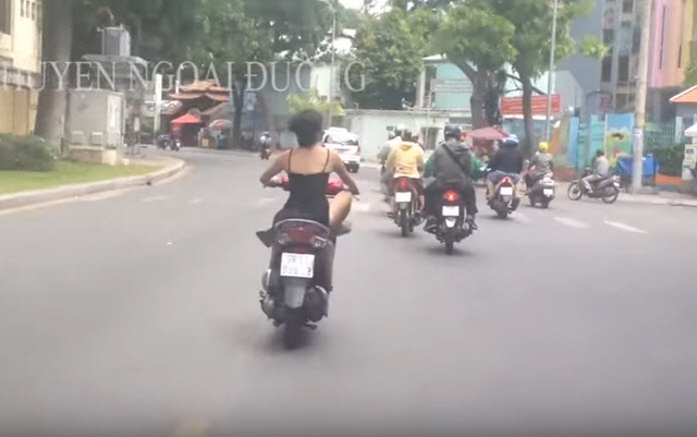 C&ocirc; g&aacute;i lạng l&aacute;ch giữa phố.