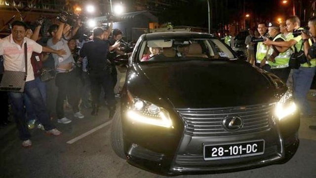 
Ô tô của Đại sứ quán Triều Tiên rời khu vực bệnh viện đa khoa Kuala Lumpur, nơi lưu giữ thi thể ông Kim Jong-nam, tối 15/2.
