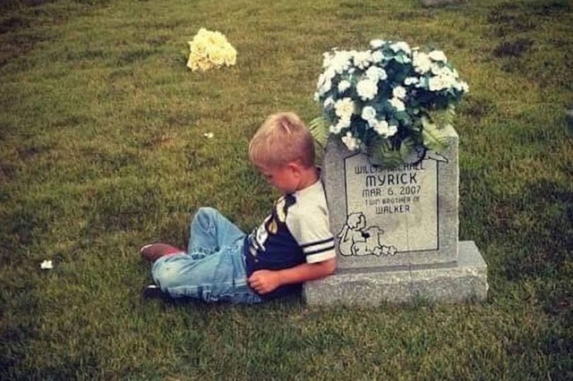
Bức ảnh Walker trầm ngâm ngồi cạnh nấm mộ của em trai khiến nhiều người không khỏi xúc động (Ảnh: Mirror)
