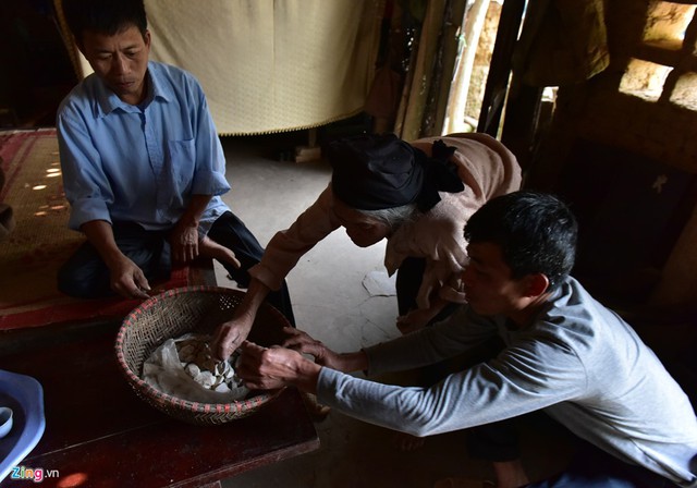 Th&ocirc;n Thống Nhất, thị trấn Lập Thạch, huyện Lập Thạch, Vĩnh Ph&uacute;c từng được nhiều người biết đến l&agrave; &ldquo;ng&ocirc;i l&agrave;ng ăn đất&rdquo;. Tuy nhi&ecirc;n, hiện nay chỉ c&ograve;n gia đ&igrave;nh cụ Khổng Thị Biện, Khổng Văn Loa l&agrave; c&ograve;n l&agrave;m đất b&aacute;n.