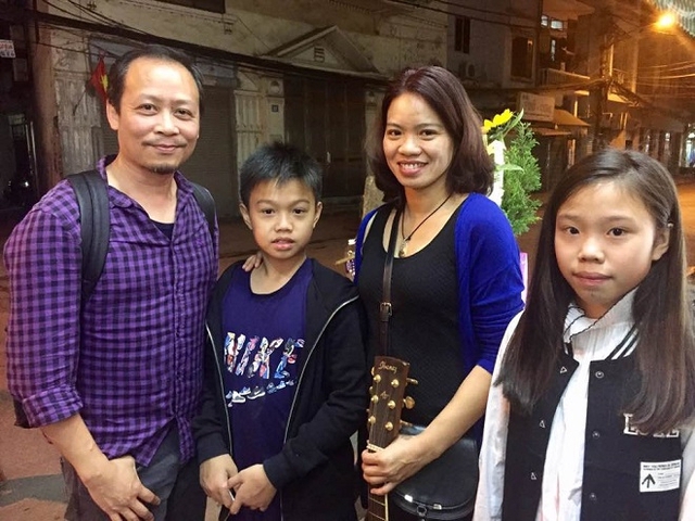 3 mẹ con chị Hoa và đạo diễn Phạm Hoàng Nam, một người bạn thân của cố nghệ sĩ Trần Lập.