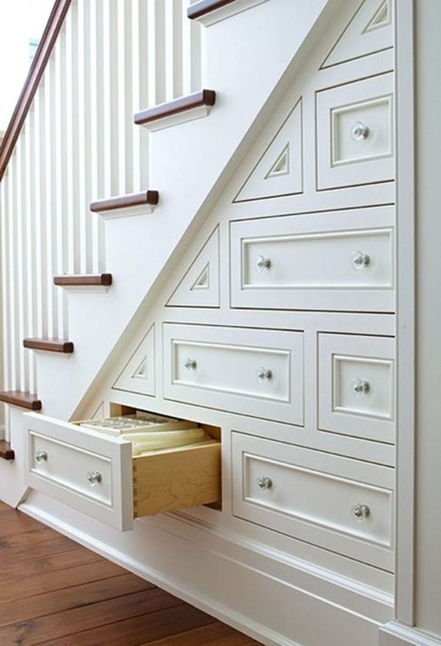 Gầm cầu thang có thể được tận dụng để làm những chiếc ngăn kéo tủ chứa đồ lý tưởng.