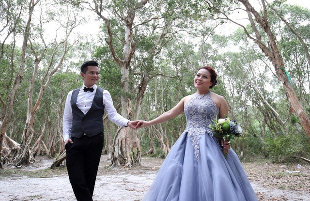 
Hai người t&igrave;nh tứ trong những bức h&igrave;nh cưới
