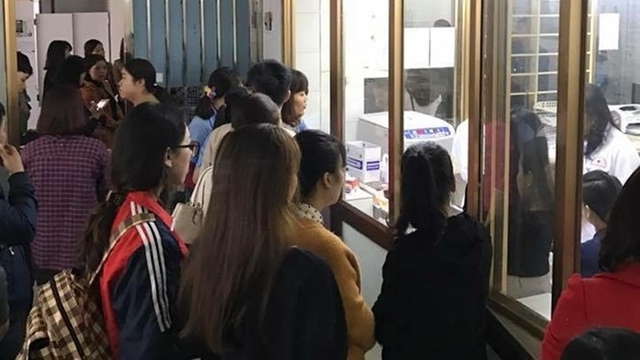 
Các cô giáo chờ xét nghiệm để hiến máu cứu học sinh.
