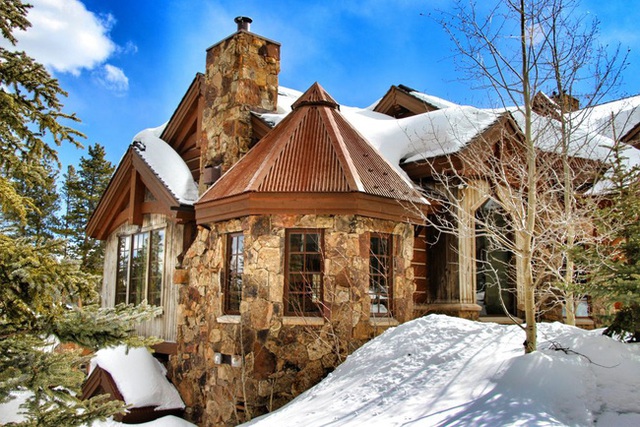 1. Căn nhà nghỉ trên núi Colorado tuyệt đẹp này có 7 phòng ngủ, 8 phòng tắm thực sự là thiên đường với những người yêu trượt tuyết.