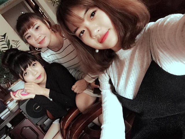 Bà ngoại U50 (ở giữa) trẻ trung chụp ảnh cùng con gái khiến cộng đồng mạng xôn xao.