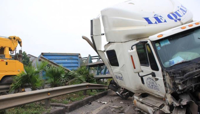 Xe container bị lật nằm ngang đường sau vụ tai nạn - Ảnh: Đình Thành