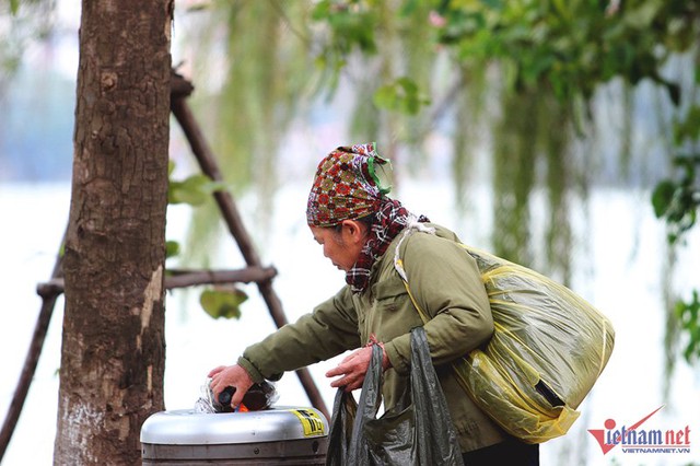 Người dân sống gần hồ Gươm, hay đi thể dục không lạ lẫm gì với hình ảnh một bà lão chuyên đi nhặt ve chai ven hồ