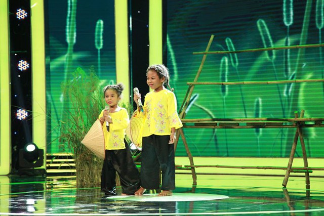 Hai cô bé người Việt gốc Nigeria biểu diễn ca khúc dân ca Nam bộ rất đáng yêu. Ảnh: ĐQ.