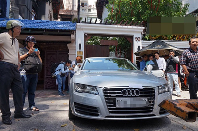 
Ngày 28/02, chiếc xe Audi của Hoa hậu Quý bà Thu Hoài bị Phó chủ tịch quận 1, TPHCM, Đoàn Ngọc Hải ra lệnh cẩu về phường Bến Nghé vì đỗ sai quy định. Xe đậu vi phạm là lập biên bản, không hoa hậu, hoa hiếc gì hết, ông Hải nói. Tổng số tiền Thu Hoài phải nộp phạt là 1,6 triệu đồng
