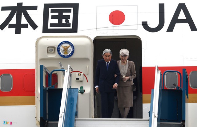 
Chuyến thăm của Nh&agrave; vua v&agrave; Ho&agrave;ng hậu Nhật Bản diễn ra kh&ocirc;ng l&acirc;u sau khi Thủ tướng Nhật Shinzo Abe đến Việt Nam. Người đứng đầu ch&iacute;nh phủ Nhật Bản tuy&ecirc;n bố nước n&agrave;y quyết định sẽ đ&oacute;ng 6 t&agrave;u tuần tra mới cho Việt Nam, c&aacute;c t&agrave;u n&agrave;y trị gi&aacute; 38,5 tỷ Yen (338 triệu USD), nằm trong khoản Hỗ trợ ph&aacute;t triển ch&iacute;nh thức (ODA) mới trị gi&aacute; 123 tỷ Yen (1,05 tỷ USD) m&agrave; Nhật d&agrave;nh cho Việt Nam.
