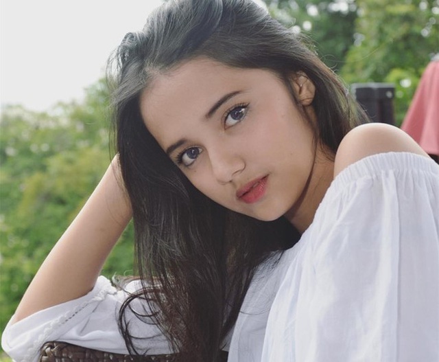 
Rhesma Annissa (20 tuổi) là một trong những cô gái được giới trẻ Indonesia yêu mến trên mạng xã hội.
