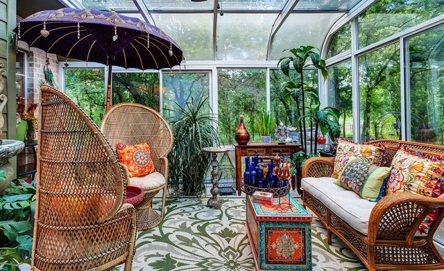 1. Một căn phòng khách đặc trưng cho phong cách Châu Á với những món đồ nội thất làm từ chất liệu mây, tre đan cùng với gối tựa mang họa tiết sặc sỡ, cầu kỳ.