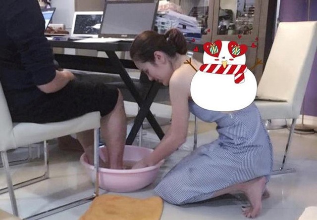 
Bức ảnh rửa chân cho chồng của Phương Lê gây ra nhiều sự tranh cãi gần đây (Ảnh: Facebook nhân vật)
