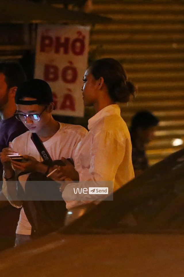 
Hình ảnh được cho là của Mai Ngô vô tư hút thuốc trên đường trước đêm chung kết The Face vào tháng 9/2016
