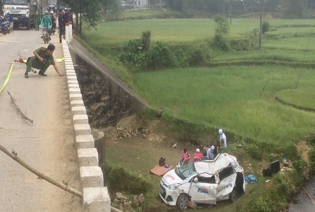 
Chiếc taxi hư hỏng nặng sau khi rơi khỏi cầu.
