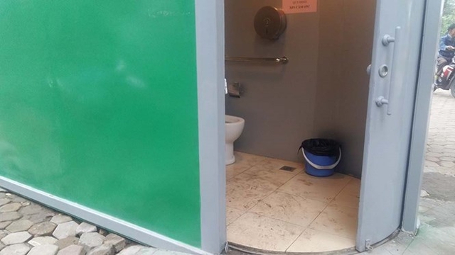 Mới hoạt động chưa được bao lâu, nhà vệ sinh công cộng tại Hà Nội đã phải tạm dừng vì tắc nghẽn