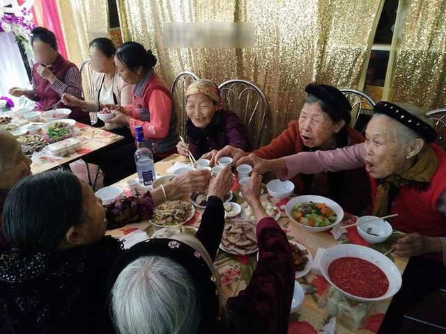 Bức ảnh thể hiện độ m&aacute;u của c&aacute;c cụ gi&agrave; g&acirc;y b&atilde;o mạng x&atilde; hội (Ảnh: Facebook)