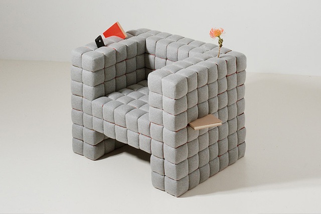 1. Thiết kế ghế này được tạo ra dựa trên ý tưởng thú vị rằng những cuốn sách sẽ dễ dàng được cất giấu giữa các đệm ghế sofa. Đây là một thiết kế do một vị kiến trúc sư Nhật Bản tên là Daisuke Motogi tạo ra.