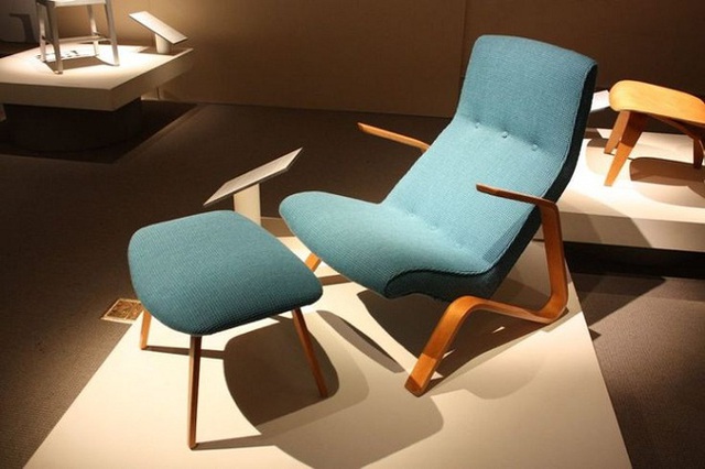 Thiết kế được sáng tạo bởi kiến trúc sư Euro Saarinen đến từ Phần Lan, Mỹ. Chiếc ghế được xây dựng dựa trên ý tưởng các hình dạng của chân ghế giống như chân của những con côn trùng.