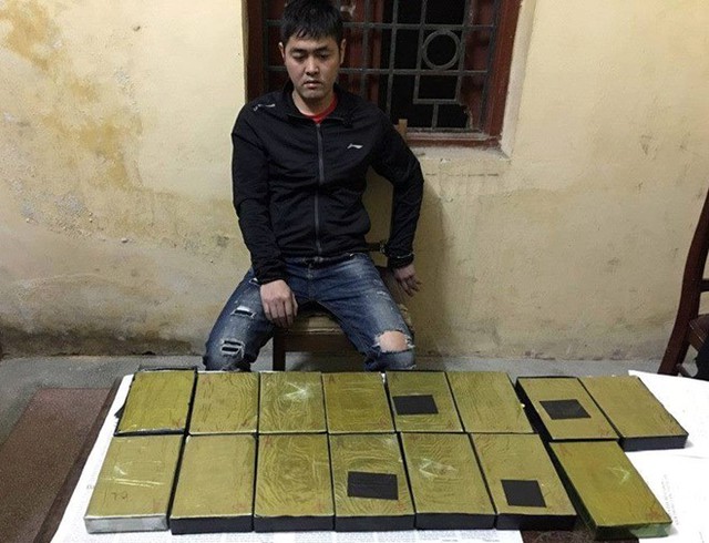 Lưu Th&aacute;i Anh c&ugrave;ng tang vật vụ &aacute;n. Ảnh: H.P.