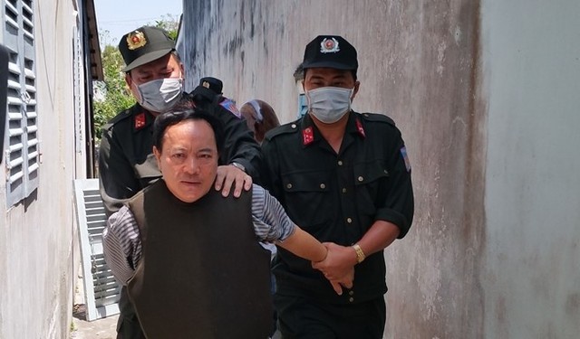 Trương Văn Ai bị lực lượng c&ocirc;ng an khống chế. Ảnh: E.X.