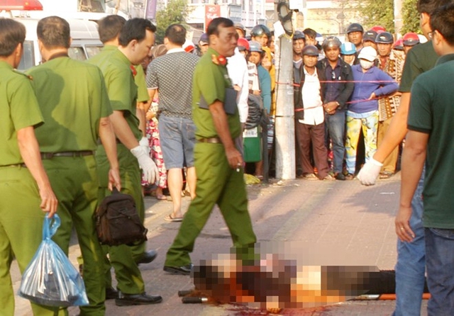 
Hiện trường nữ nhân viên quán nhậu nằm chết trên vỉa hè đường Nguyễn Chí Thanh ở Sóc Trăng. Ảnh: Nhật Tân.
